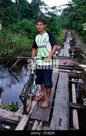 Pont traditionnel en PANGUANA . Département de Loreto .PÉROU Banque D'Images