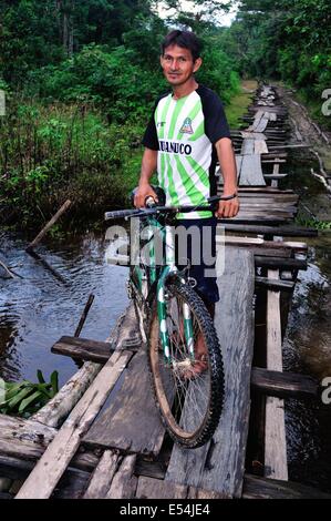 Pont traditionnel en PANGUANA . Département de Loreto .PÉROU Banque D'Images