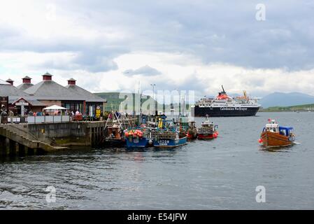 Vue d'Oban en Écosse est occupé avec l'embarcadère de ferry Calmac laissant en arrière-plan. Banque D'Images