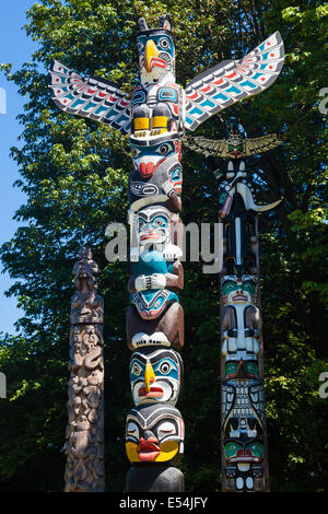 Groupe de trois mâts totémiques à Stanley Park, Vancouver Banque D'Images
