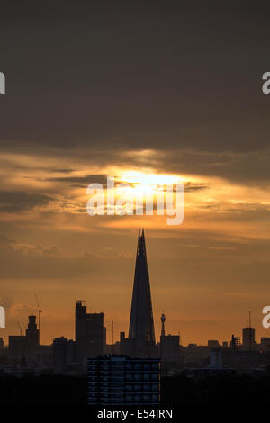 Londres, Royaume-Uni. 20 juillet, 2014. Coucher de soleil sur le Shard Building à Londres. Ensoleillé, chaud et humide prévu pour les prochains jours. Crédit : Guy Josse/Alamy Live News Banque D'Images