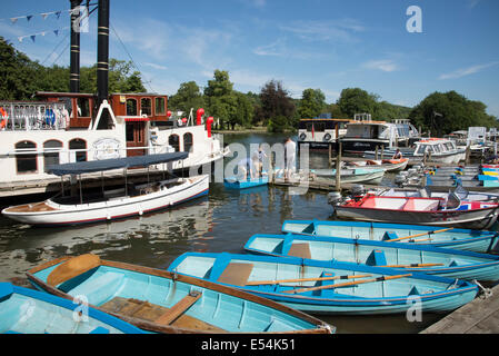 Location de bateaux le long de la Tamise à Henley on Thames Oxfordshire, UK Banque D'Images