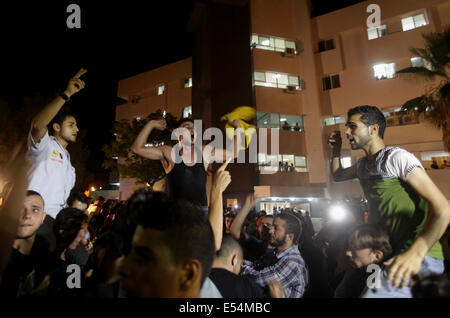 La bande de Gaza. 20 juillet, 2014. Slogans chant palestiniens alors qu'ils célèbrent dans la ville de Gaza le 20 juillet 2014. Un porte-parole du Hamas a déclaré dimanche que le groupe a "pris un soldat sioniste", libération d'une photo avec son nom et numéro d'identité militaire. Credit : Wissam Nassar/Xinhua/Alamy Live News Banque D'Images