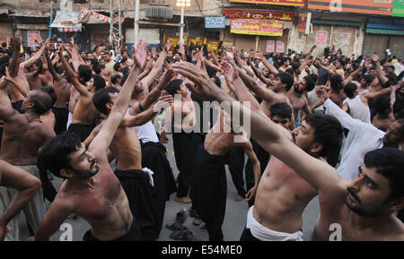 Lahore, Pakistan. 20 juillet, 2014. Les musulmans chiites pakistanais pleureuses assister à une procession pour marquer l'Youm-e- Shahadat -e-Ali (R.A), le cousin et gendre du Prophète Hazrat Mohammad (PSL). Le martyre jour de Hazrat Ali (R.A), au cours de l'Youm- Shahadat -e-Ali (R.A) Procession à Lahore. Credit : Rana Sajid Hussain/Pacific Press/Alamy Live News Banque D'Images