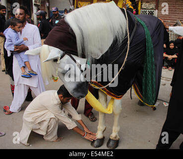 Lahore, Pakistan. 20 juillet, 2014. Les musulmans chiites pakistanais pleureuses assister à une procession pour marquer l'Youm-e- Shahadat -e-Ali (R.A), le cousin et gendre du Prophète Hazrat Mohammad (PSL). Le martyre jour de Hazrat Ali (R.A), au cours de l'Youm- Shahadat -e-Ali (R.A) Procession à Lahore. Credit : Rana Sajid Hussain/Pacific Press/Alamy Live News Banque D'Images