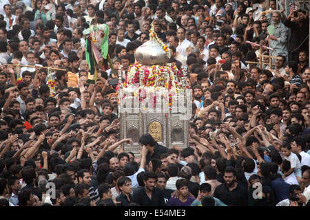 Lahore, Pakistan. 20 juillet, 2014. Les musulmans chiites pakistanais pleureuses assister à une procession pour marquer l'Youm-e- Shahadat -e-Ali (R.A), le cousin et gendre du Prophète Hazrat Mohammad (PSL). Le martyre jour de Hazrat Ali (R.A), au cours de l'Youm- Shahadat -e-Ali (R.A) Procession à Lahore. Credit : Rana Sajid Hussain/Pacific Press/Alamy Live News Banque D'Images