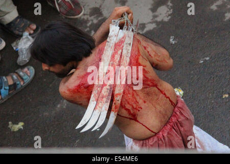 Lahore, Pakistan. 20 juillet, 2014. Les musulmans chiites pakistanais pleureuses assister à une procession pour marquer l'Youm-e- Shahadat -e-Ali (R.A), le cousin et gendre du Prophète Hazrat Mohammad (PSL). Le martyre jour de Hazrat Ali (R.A), au cours de l'Youm- Shahadat -e-Ali (R.A) Procession à Lahore. Credit : Rana Sajid Hussain/Pacific Press/Alamy Live News Banque D'Images