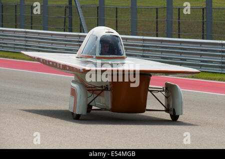 L'Université du Texas, voiture solaire TexSun, à la tête de la piste pendant les courses de qualification pour le 1 700-mile American Solar Challeng Banque D'Images