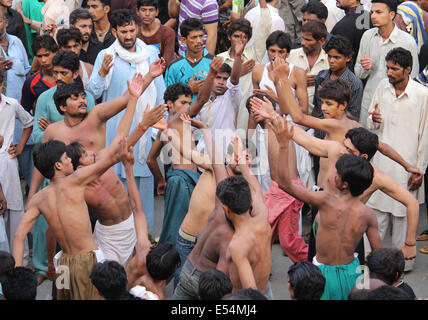 Lahore, Pakistan. 20 juillet, 2014. Les musulmans chiites pakistanais pleureuses assister à une procession pour marquer l'Youm-e- Shahadat -e-Ali (R.A), le cousin et gendre du Prophète Hazrat Mohammad (PSL). Le martyre jour de Hazrat Ali (R.A), au cours de l'Youm- Shahadat -e-Ali (R.A) Procession à Lahore. Credit : Rana Sajid Hussain/Pacific Press/Alamy Live News Banque D'Images