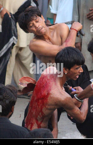 Lahore, Pakistan. 20 juillet, 2014. Les musulmans chiites pakistanais pleureuses assister à une procession pour marquer l'Youm-e- Shahadat -e-Ali (R.A), le cousin et gendre du Prophète Hazrat Mohammad (PSL). Le martyre jour de Hazrat Ali (R.A), au cours de l'Youm- Shahadat -e-Ali (R.A) Procession à Lahore. Credit : Rana Sajid Hussain/Pacific Press/Alamy Live News Banque D'Images