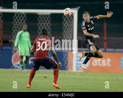 Washington, DC, USA. 20 juillet, 2014. 20140720 - D.C. United terrain Davy Arnaud (8) les têtes au-dessus de Chivas USA terrain Oswaldo Minda (30) dans la première moitié au Stade RFK à Washington, DC United défait Chivas, 3-1. © Chuck Myers/ZUMA/Alamy Fil Live News Banque D'Images