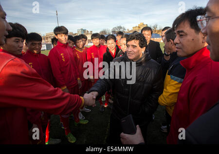 (140721) -- BUENOS AIRES, le 21 juillet 2014 (Xinhua) -- l'ancien joueur et entraîneur de l'équipe nationale argentine, Diego Armando Maradona (C), interagit avec de jeunes joueurs chinois au cours d'une session de formation dans le secteur 'Casa Amarilla' d'Alberto J. Armando Stadium Aussi connu comme 'la Bombonera', dans la ville de Buenos Aires, capitale de l'Argentine, le 20 juillet 2014. Les athlètes appartiennent au premier groupe de 60 joueurs de la sélection des jeunes de Beijing dans le cadre d'un accord d'association sport avec le gouvernement de Beijing et de l'Athletic Club de Boca Juniors qui commencent un programme d'entraînement de soccer dans la fac Banque D'Images