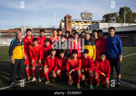 (140721) -- BUENOS AIRES, le 21 juillet 2014 (Xinhua) -- l'ancien joueur et entraîneur de l'équipe nationale argentine, Diego Armando Maradona (C), pose avec de jeunes joueurs chinois au cours d'une session de formation dans le secteur 'Casa Amarilla' d'Alberto J. Armando Stadium Aussi connu comme 'la Bombonera', dans la ville de Buenos Aires, capitale de l'Argentine, le 20 juillet 2014. Les athlètes appartiennent au premier groupe de 60 joueurs de la sélection des jeunes de Beijing dans le cadre d'un accord d'association sport avec le gouvernement de Beijing et de l'Athletic Club de Boca Juniors qui commencent un plan d'entraînement de football dans l'a Banque D'Images