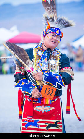 Native American man prend part à la 25e tribu Paiute Pow Wow annuel Banque D'Images