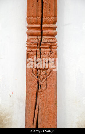 Historique ancienne colonne en bois sculpté à Katmandou fragment sur l'ancien mur du temple, au Népal Banque D'Images