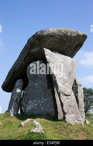 Trethevy Quoit Cleer, près de St, Cornwall, UK. Un néolithique bien conservé ou quoit 'dolmen', une ancienne chambre funéraire. Banque D'Images