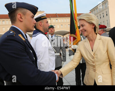 Berlin, Allemagne. 20 juillet, 2014. Le ministre allemand de la défense, Ursula von der Leyen (CDU) félicite un soldat au cours de la solennelle cérémonie d'assermentation à la Bendlerblock à Berlin, Allemagne, 20 juillet 2014. Bundeswehr recrute traditionnellement le serment d'allégeance à l'emplacement historique le 20 juillet, qui cette année marque le 70e anniversaire de l'échec de l'assassinat du leader nazi Adolf Hitler par un groupe d'officiers de la Wehrmacht, dirigée par le colonel Claus von Stauffenberg. Photo : WOLFGANG KUMM/dpa/Alamy Live News Banque D'Images