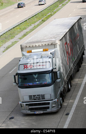 Une route International GMBH chariot qui se déplace le long de l'autoroute M20 dans le Kent, Angleterre Banque D'Images