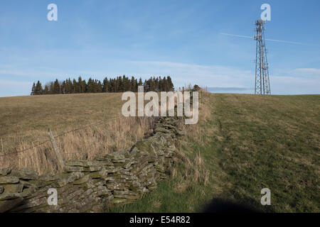 Mât de communication dans le Derbyshire, Angleterre, RU Banque D'Images