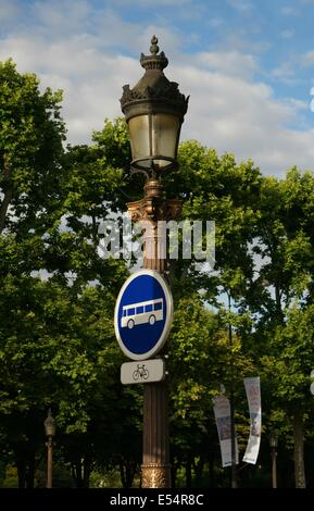 Vélo et bus signe sur un lampadaire en métal moulé à Paris Banque D'Images