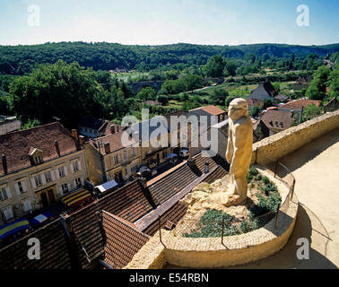 Vue depuis le Musée Préhistorique vue ville montrant statue d'un homme préhistorique, Les Eyzies-de-Côle, France Banque D'Images