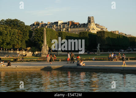 Les ombres d'été au Jardin du Luxembourg le coucher du soleil, les touristes parisiens, diversifié dans des chaises de détente lecture, marche reflète dans extérieure Banque D'Images