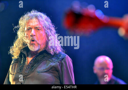 Ostrava, République tchèque. 19 juillet, 2014. Robert Plant et l'espace sensationnel Shifters effectuer au festival de musique Colours of Ostrava, à Ostrava, en République tchèque, le 19 juillet 2014. © Jaroslav Ozana/CTK Photo/Alamy Live News Banque D'Images