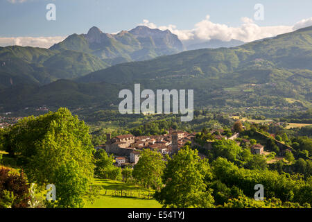 Vue sur la cité médiévale et de l'Orecchiella et montagnes Alpes Apuanes, Castiglione di Garfagnana, Toscane, Italie, Europe Banque D'Images