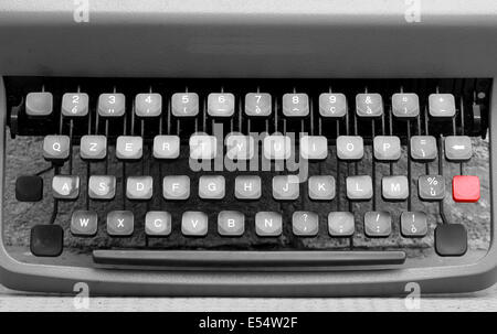 Clavier d'une vieille machine à écrire en métal avec un bouton rouge Banque D'Images