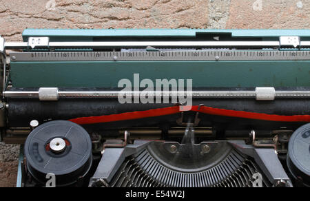 Ruban rouge et noir d'une vieille machine à écrire Banque D'Images