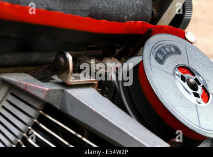 Détail de la bobine de ruban rouge et noir d'une vieille machine à écrire Banque D'Images