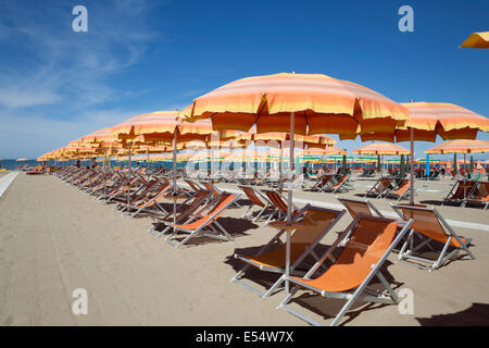 Parasols et chaises longues, Viareggio, Toscane, Italie, Europe Banque D'Images