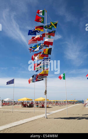 Assortiment de drapeaux nationaux sur mât, plage de Viareggio, Toscane, Italie, Europe Banque D'Images