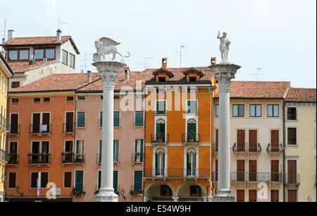 Deux hautes colonnes de la Piazza dei Signori à Vicenza avec le lion de Saint-Marc et le Rédempteur Banque D'Images