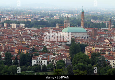 Vue panoramique de la ville de Vicenza avec la Basilique palladienne et la haute tour Banque D'Images