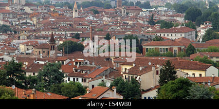 Vue d'ensemble d'une ville de l'Union européenne avec de nombreuses maisons et les toits Banque D'Images