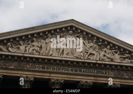 Apex du toit de l'église de la Madeleine à Paris contre un ciel nuageux lumineux montrant des détails architecturaux extérieur Banque D'Images