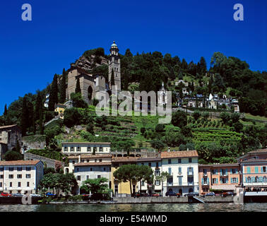 Vue sur lac montrant l'église paroissiale de Santa Maria del Sasso, Lugano, Tessin, Suisse Banque D'Images