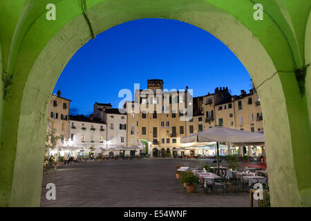 Restaurants dans la soirée dans la Piazza Anfiteatro Romano, Lucca, Toscane, Italie, Europe Banque D'Images