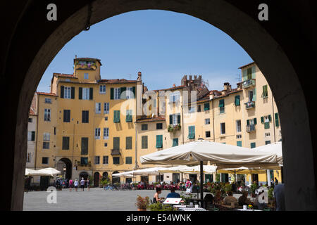 Restaurants dans la Piazza Anfiteatro Romano, Lucca, Toscane, Italie, Europe Banque D'Images