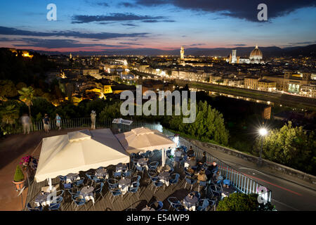 Vue sur Florence depuis la Piazza Michelangelo la nuit, Florence, Toscane, Italie, Europe Banque D'Images