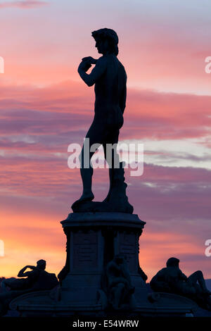 Copie du David de Michel-Ange sur la Piazza Michelangelo à l'aube, Florence, Toscane, Italie, Europe Banque D'Images