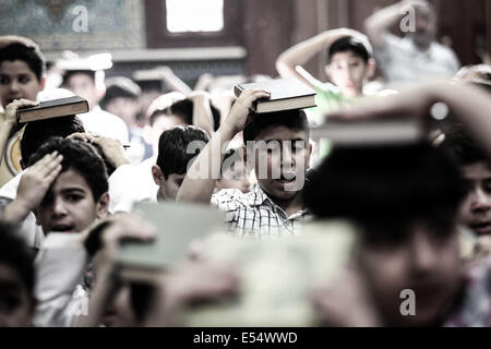 Sanabis, Bahreïn. 20 juillet, 2014. Sanabis, Bahreïn - en préparation de Laylat al-Qadr pendant le mois sacré du Ramadan lorsque le livre saint Coran a été révélé au prophète Mahomet par l'archange Gabriel. L'Imam Ali est le premier Imam chiite et quatrième calife de réussir le Prophète Mohammed, son cousin et beau-père. le 20 juillet 2014 (Photo par : Ahmed AlFardan/NurPhoto) © Ahmed Alfardan/NurPhoto/ZUMA/Alamy Fil Live News Banque D'Images