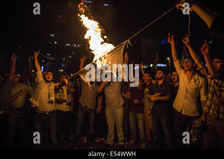 Istanbul, Turquie. 20 juillet, 2014. Plusieurs milliers de personnes ont protesté devant le consulat israélien à Istanbul le 19 juillet 2014 appelant à la fin de la guerre à Gaza et la chute d'Israël. Les manifestants ont brûlé des drapeaux israéliens et scandant "Allah Akbar, '' appelant Israël et les Etats-Unis 'killers'. Jodi Hilton/NurPhoto Crédit : Jodi Hilton/NurPhoto/ZUMA/Alamy Fil Live News Banque D'Images