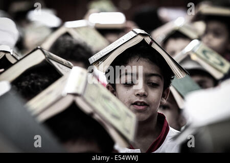 Sanabis, Bahreïn. 20 juillet, 2014. Sanabis, Bahreïn - en préparation de Laylat al-Qadr pendant le mois sacré du Ramadan lorsque le livre saint Coran a été révélé au prophète Mahomet par l'archange Gabriel. L'Imam Ali est le premier Imam chiite et quatrième calife de réussir le Prophète Mohammed, son cousin et beau-père. le 20 juillet 2014 (Photo par : Ahmed AlFardan/NurPhoto) © Ahmed Alfardan/NurPhoto/ZUMA/Alamy Fil Live News Banque D'Images