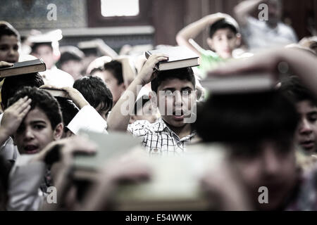 Sanabis, Bahreïn. 20 juillet, 2014. Sanabis, Bahreïn - en préparation de Laylat al-Qadr pendant le mois sacré du Ramadan lorsque le livre saint Coran a été révélé au prophète Mahomet par l'archange Gabriel. L'Imam Ali est le premier Imam chiite et quatrième calife de réussir le Prophète Mohammed, son cousin et beau-père. le 20 juillet 2014 (Photo par : Ahmed AlFardan/NurPhoto) © Ahmed Alfardan/NurPhoto/ZUMA/Alamy Fil Live News Banque D'Images