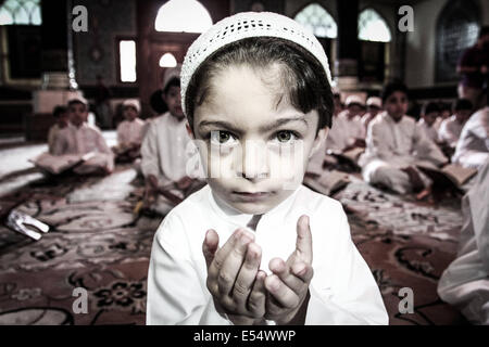 Sanabis, Bahreïn. 20 juillet, 2014. Sanabis, Bahreïn - en préparation de Laylat al-Qadr pendant le mois sacré du Ramadan lorsque le livre saint Coran a été révélé au prophète Mahomet par l'archange Gabriel. L'Imam Ali est le premier Imam chiite et quatrième calife de réussir le Prophète Mohammed, son cousin et beau-père. le 20 juillet 2014 (Photo par : Ahmed AlFardan/NurPhoto) © Ahmed Alfardan/NurPhoto/ZUMA/Alamy Fil Live News Banque D'Images