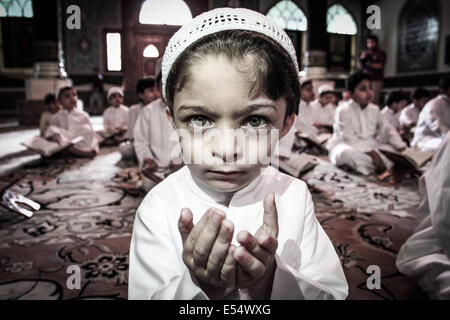 Sanabis, Bahreïn. 20 juillet, 2014. Sanabis, Bahreïn - en préparation de Laylat al-Qadr pendant le mois sacré du Ramadan lorsque le livre saint Coran a été révélé au prophète Mahomet par l'archange Gabriel. L'Imam Ali est le premier Imam chiite et quatrième calife de réussir le Prophète Mohammed, son cousin et beau-père. le 20 juillet 2014 (Photo par : Ahmed AlFardan/NurPhoto) © Ahmed Alfardan/NurPhoto/ZUMA/Alamy Fil Live News Banque D'Images