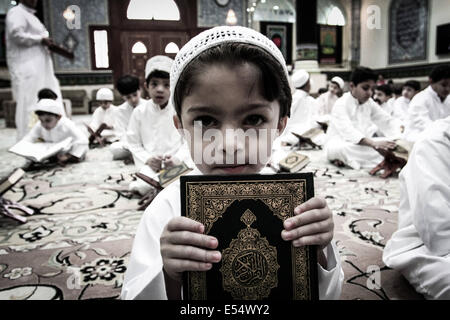 Sanabis, Bahreïn. 20 juillet, 2014. Sanabis, Bahreïn - en préparation de Laylat al-Qadr pendant le mois sacré du Ramadan lorsque le livre saint Coran a été révélé au prophète Mahomet par l'archange Gabriel. L'Imam Ali est le premier Imam chiite et quatrième calife de réussir le Prophète Mohammed, son cousin et beau-père. le 20 juillet 2014 (Photo par : Ahmed AlFardan/NurPhoto) © Ahmed Alfardan/NurPhoto/ZUMA/Alamy Fil Live News Banque D'Images