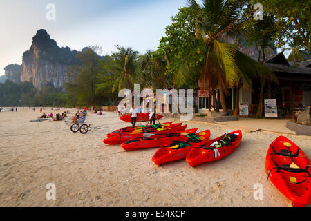 Canots dans l'ouest de Railay Beach. Railay. La province de Krabi, mer d'Andaman, en Thaïlande, en Asie. Banque D'Images